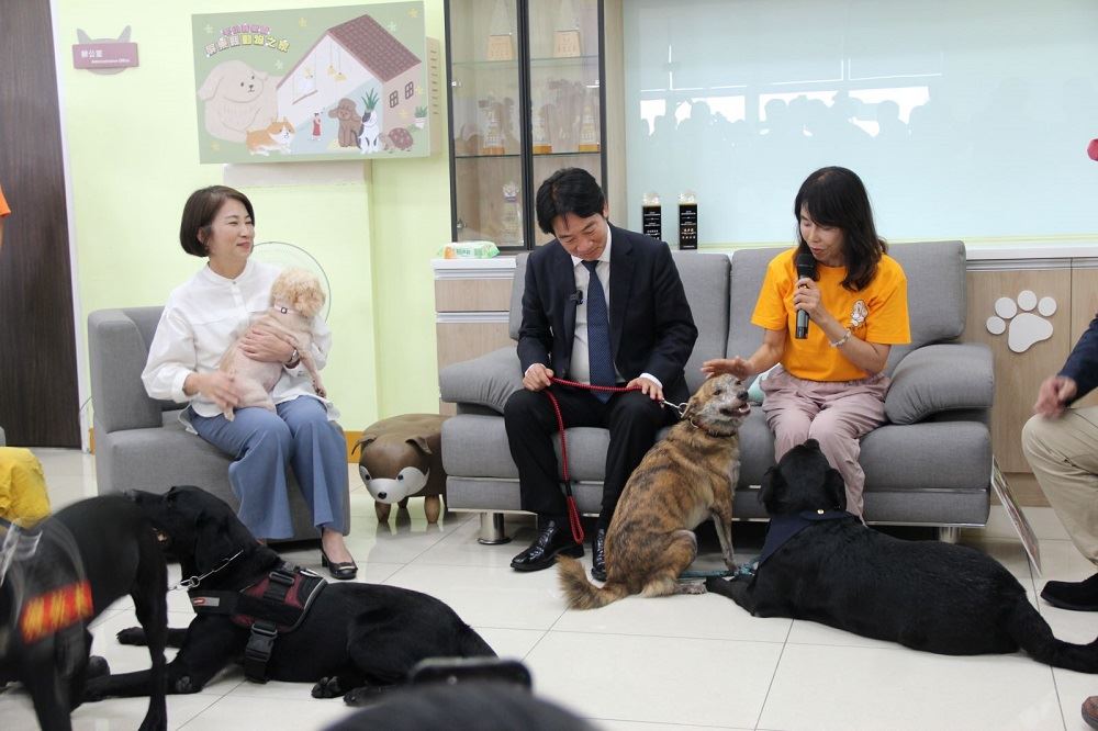 ▲賴總統拋磚引玉,認養一隻因捕獸夾截肢的流浪犬「斑斑」。(屏東縣政府提供)