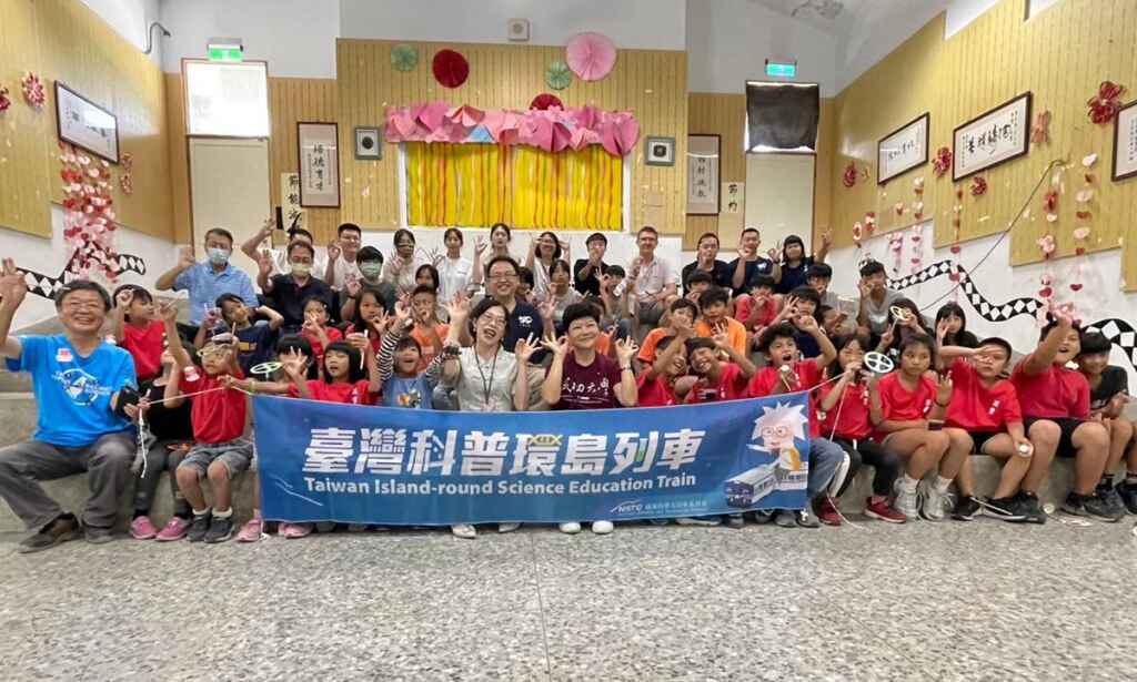 ▲大葉大學前往南投萬豐國小辦科學市集。(大葉大學提供)