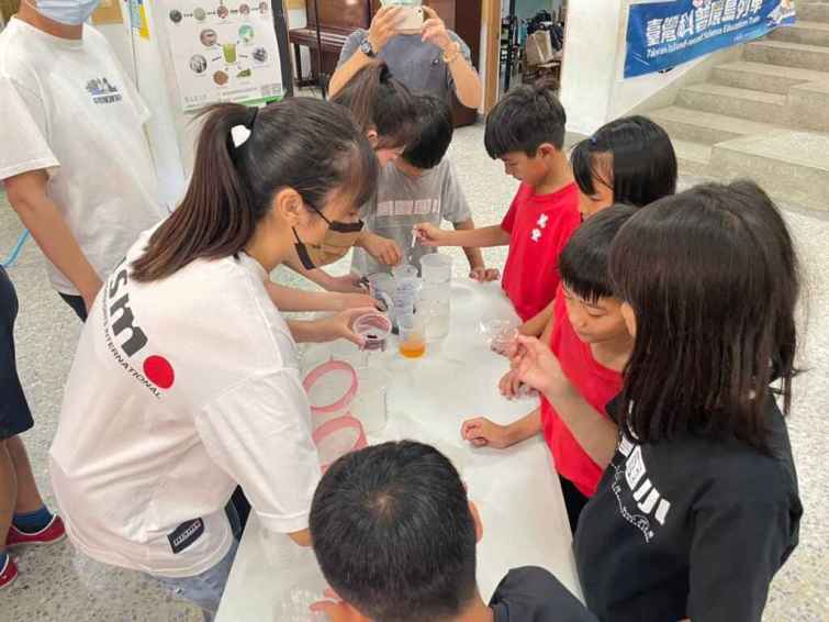 ▲大葉大學消防學程帶領萬豐國小體驗科學遊戲。（大葉大學提供）