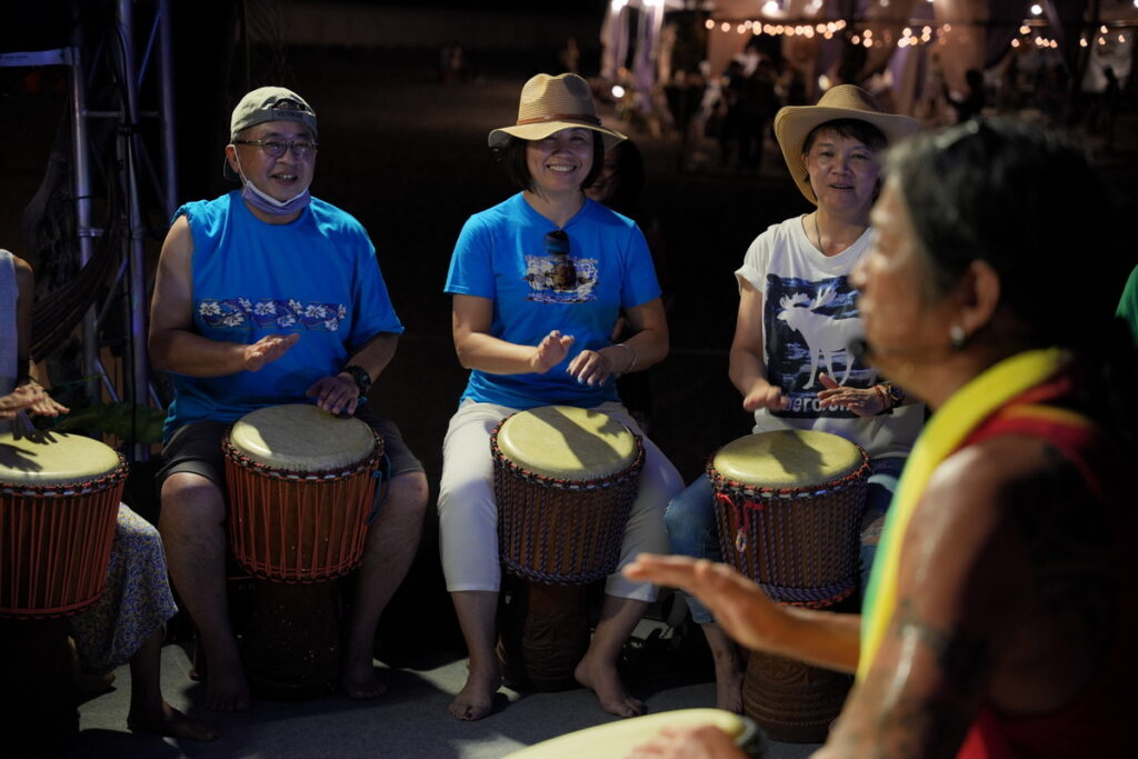 今年的〔紓壓舞台〕安排多場免費體驗活動,如隨著浪聲拍打出自然節奏的〔心靈鼓動〕,開心拍打節奏,釋放壓力。(照片提供/自然醒慢活祭)