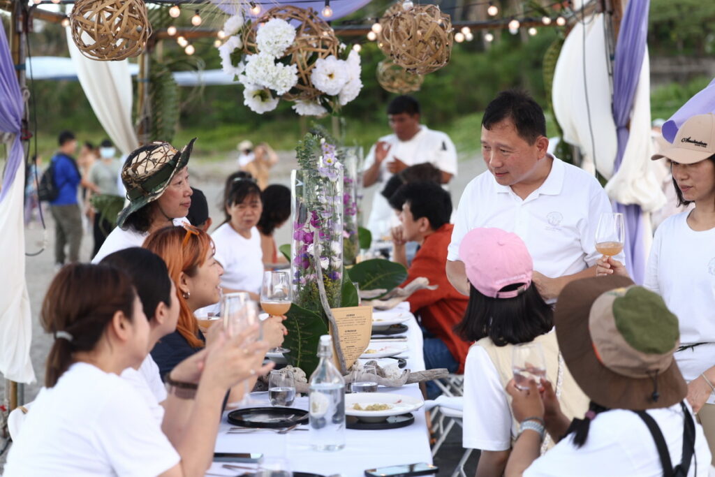 在海聲伴隨下,聽餐廳主理人「說菜」並享用美食,副縣長王志輝讚嘆這是一場充滿五感療癒的心靈饗宴。(照片提供/自然醒慢活祭)