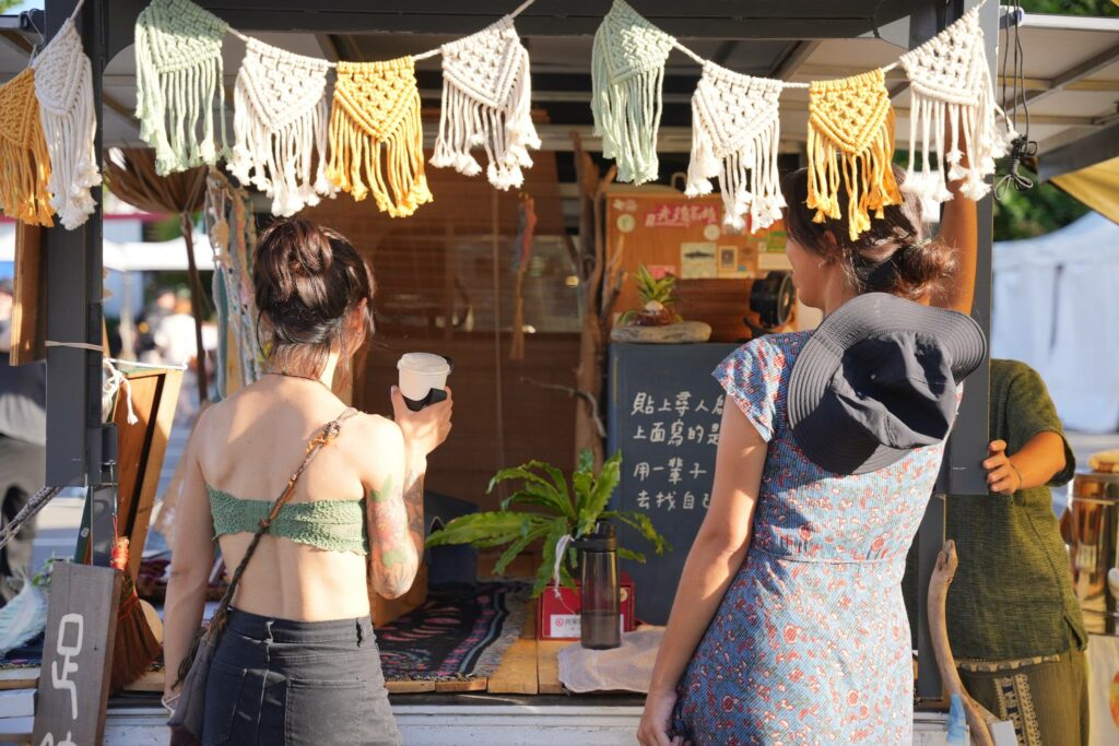 心靈市集匯集在地好物、美食,邀請地方社區發展協會設立39攤,提供手作飾品、陶藝、精油及原住民美食和市集小講堂。(照片提供/自然醒慢活祭)