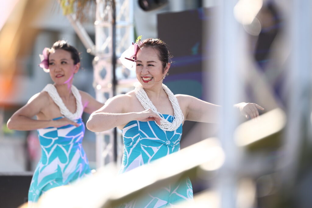 開幕表演〔夏威夷風情舞蹈〕,邀請大眾透過舞動紓解壓力,感受身體與自然融為一體的美妙。(照片提供/自然醒慢活祭)