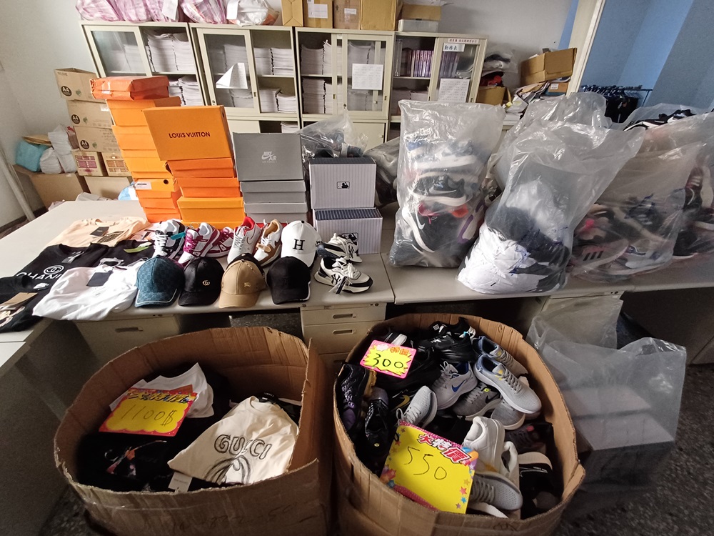 國際品牌服飾1折 淡水警傳統市場查扣近400件仿冒品 243 cnews204240630a03