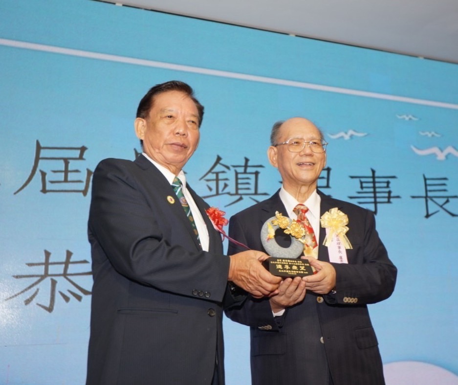 最用心的盧春林理事長(左)、盧景鎮理事長(右)。