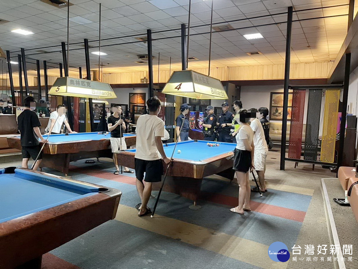 南投縣警局執行青春專案勸導青少年避免深夜逗留娛樂場所。(縣警局提供)