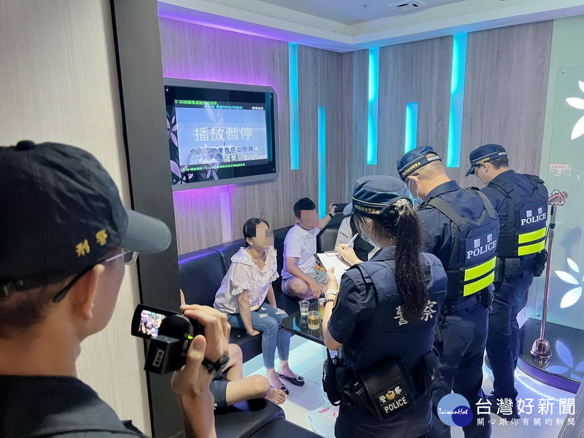 南投縣警局執行青春專案勸導青少年避免深夜逗留娛樂場所。(縣警局提供)