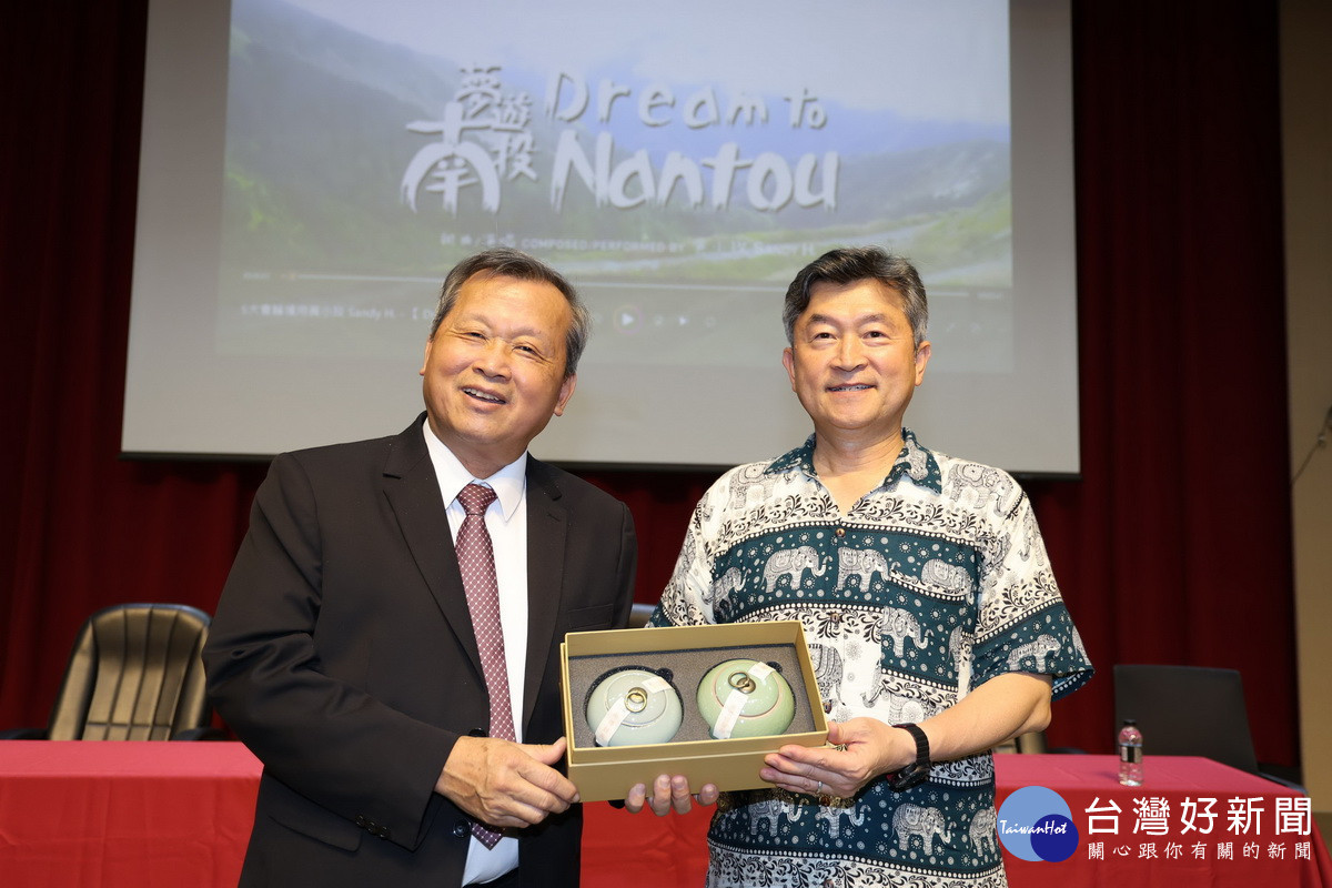 王副縣長贈紀念品予韓團代表。(縣府提供)
