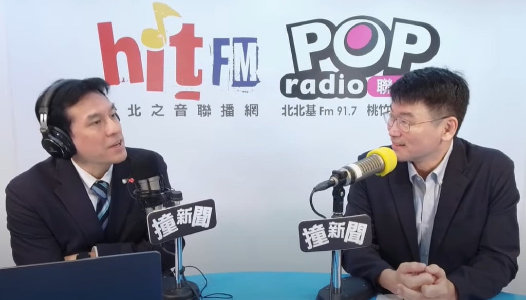 針對中共官媒傳出盯梢台灣政論節目一事,陸委會副主委梁文傑(右)在廣播節目坦言,由於大家都否認,且該記者已經離境,目前調查碰到困難。翻攝《POPradio》YT頻道