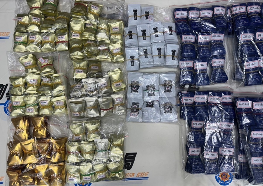 ▲圖說:警方查獲卡西酮原料、果汁粉、封口機、磅秤、自動分裝機及毒品咖啡包3165包等證物 (圖/中部打擊犯罪中心 提供)