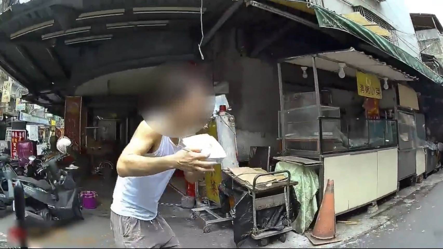 ▲羅男見警方到場糾舉違停，急匆匆捧著便當盒從自助餐店內衝出「救車」。（翻攝畫面）