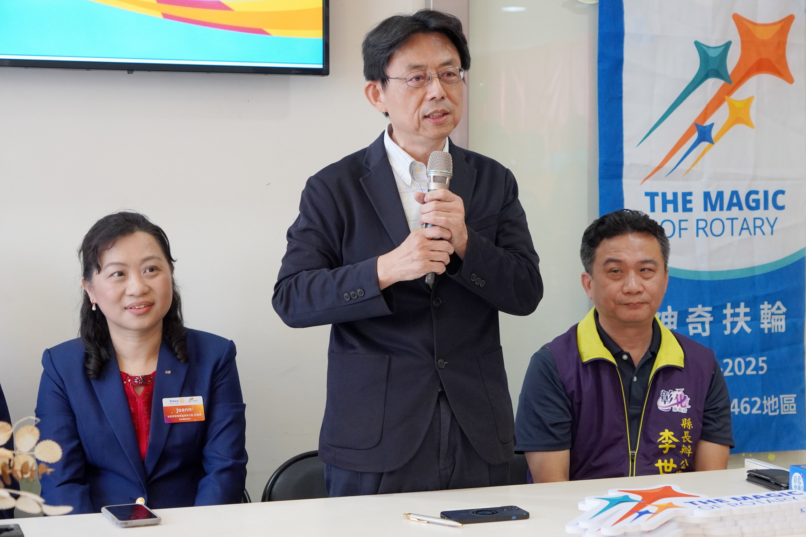 ▲大葉大學方文昌校長(中)恭喜校友榮任總監。（記者張溎壕攝）