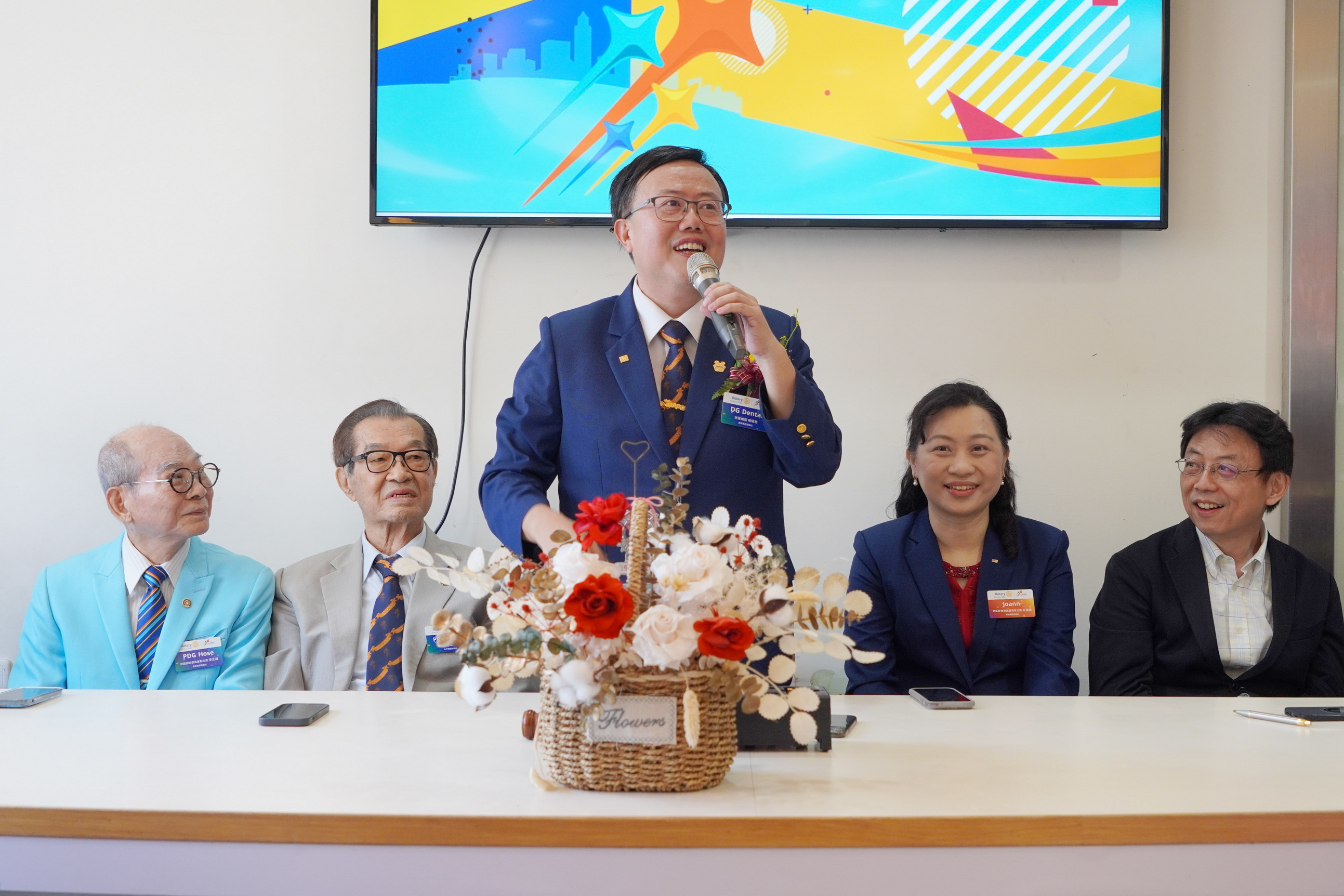 ▲楊曜聰(中)接任國際扶輪3462地區總監，感謝各界支持。（記者張溎壕攝）