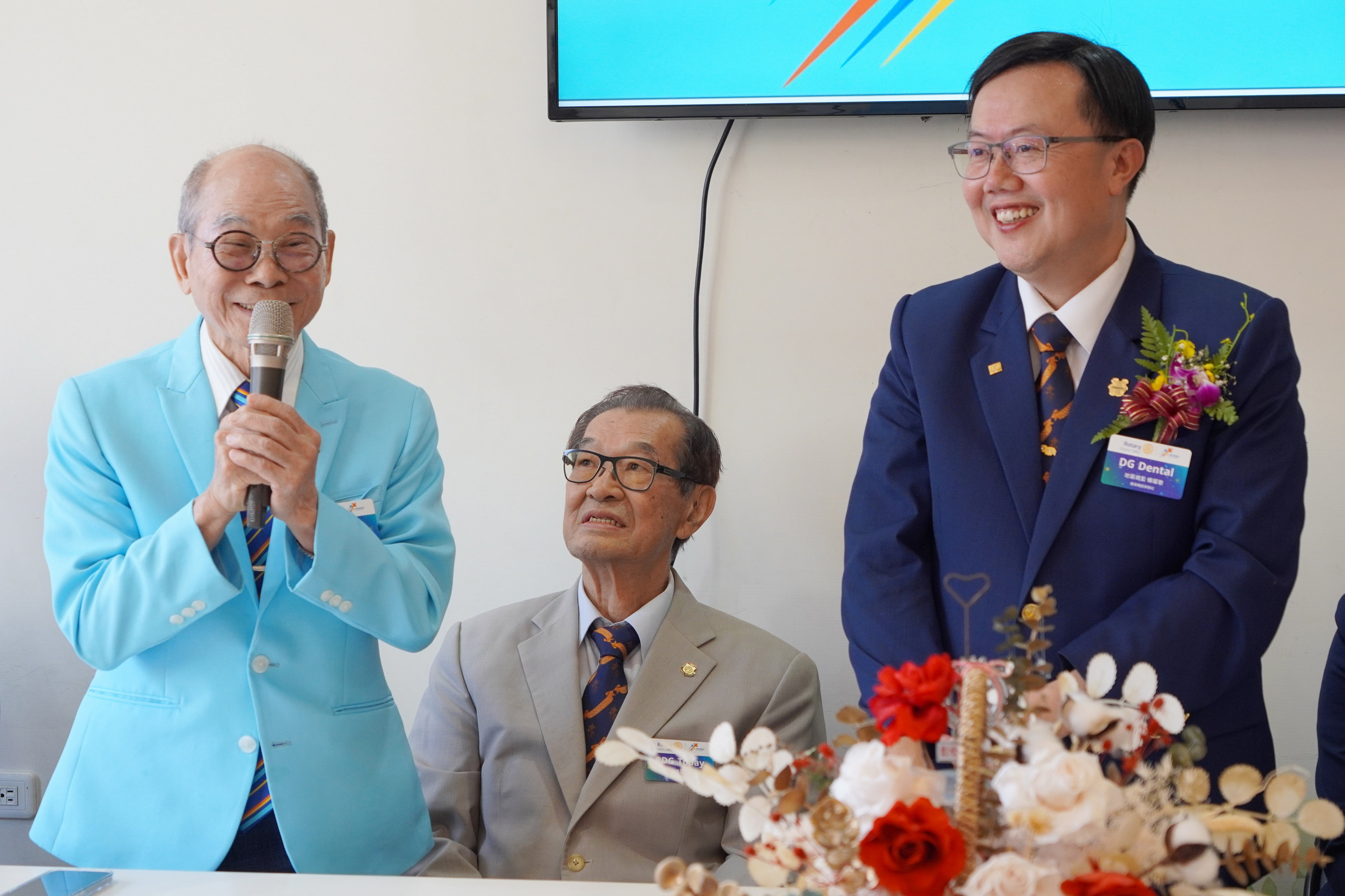 ▲李正雄(左)將國際扶輪3462地區總監交棒給楊曜聰。（記者張溎壕攝）