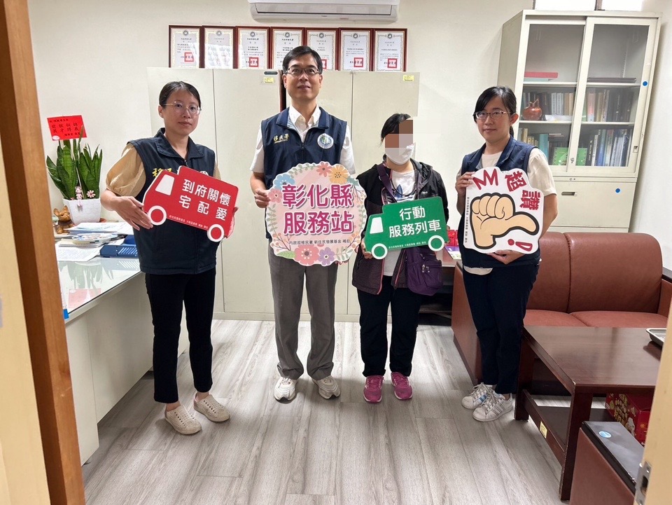 ▲彰化縣服務站啟動行動服務列車，轉介慈善基金會申請急難救助金，為小玉一家提供了急需的幫助。（記者張溎壕攝）