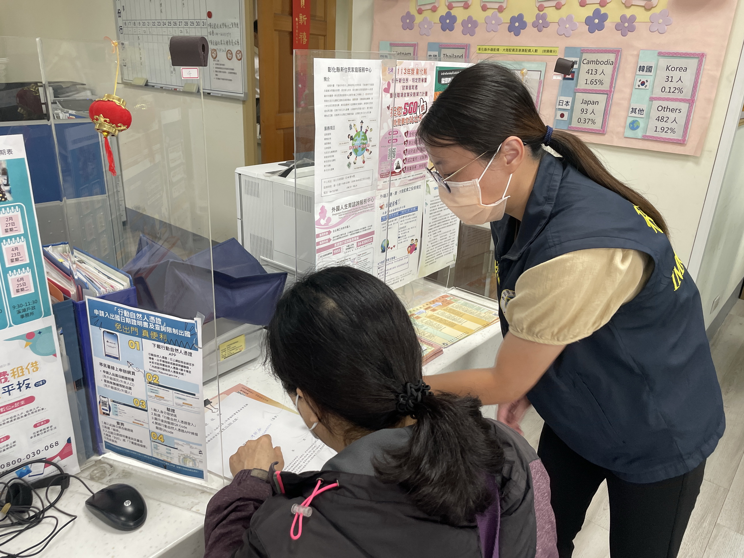 ▲彰化縣服務站啟動行動服務列車，轉介慈善基金會申請急難救助金，為小玉一家提供了急需的幫助。（記者張溎壕攝）