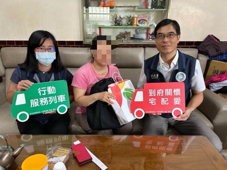 ▲彰化縣服務站啟動行動服務列車，轉介慈善基金會申請急難救助金，為小玉一家提供了急需的幫助。（記者張溎壕攝）