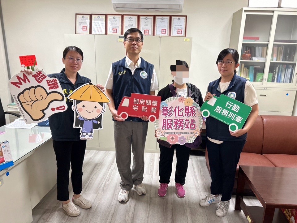 ▲彰化縣服務站啟動行動服務列車，轉介慈善基金會申請急難救助金，為小玉一家提供了急需的幫助。（記者張溎壕攝）