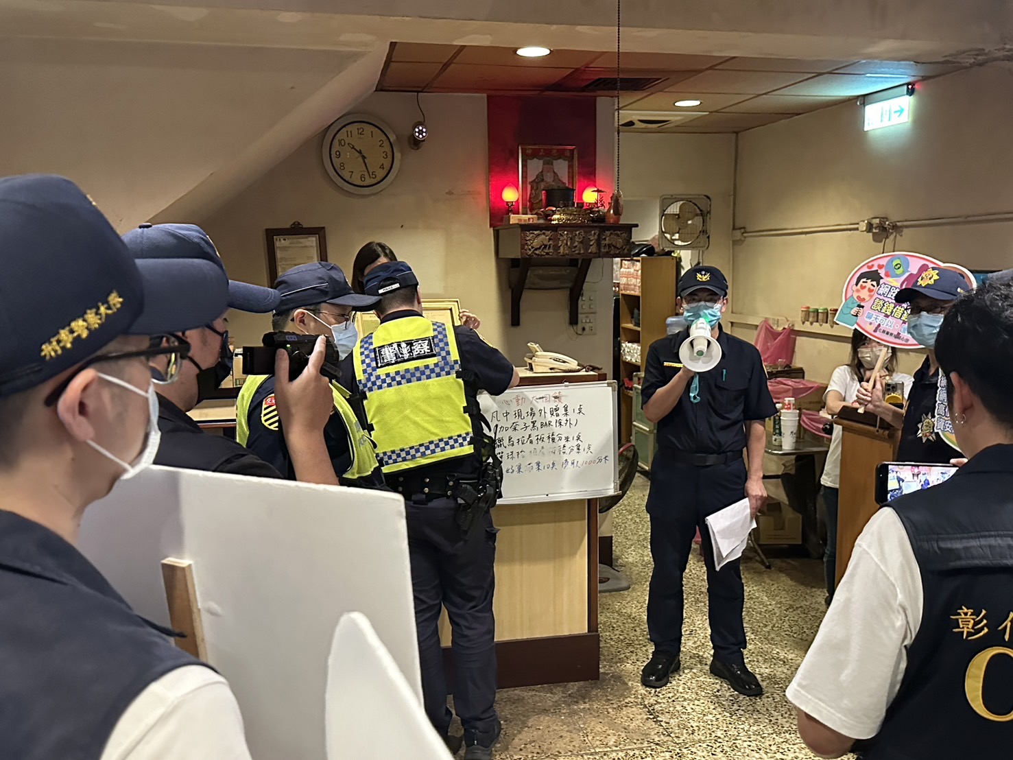 ▲放暑假囉！彰化縣警方啟動青春專案，針對青少年易聚集留連的KTV、網咖、電子遊藝場等場所加強稽查臨檢。（警方提供）