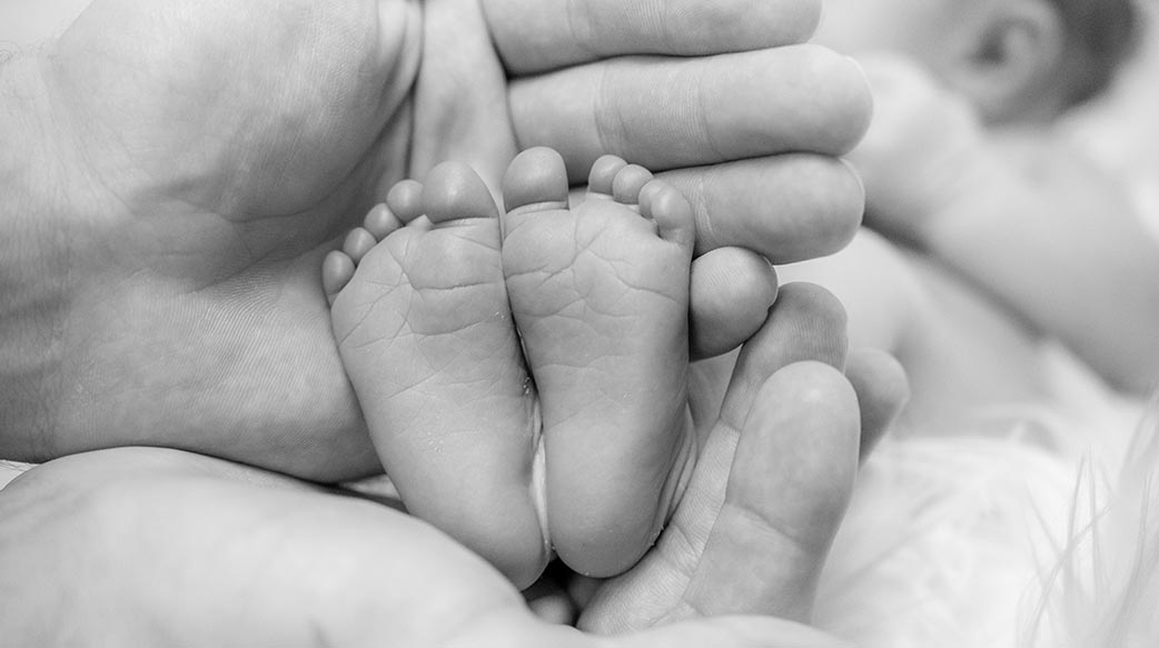 幸福 赤腳 女孩 男孩 父母 甜 細節 母道 腳 保護 嬰兒 媽媽 無辜 腿 特寫 高加索 腳趾 天生的 小 新生 寶寶 關懷 孩子 愛 體 母親 白 童年 小 皮膚 可愛 小 人的 家庭 持有 腳 手 柔情 心臟 生活 手指 新 親 父母 手掌 母親 孩子 投標