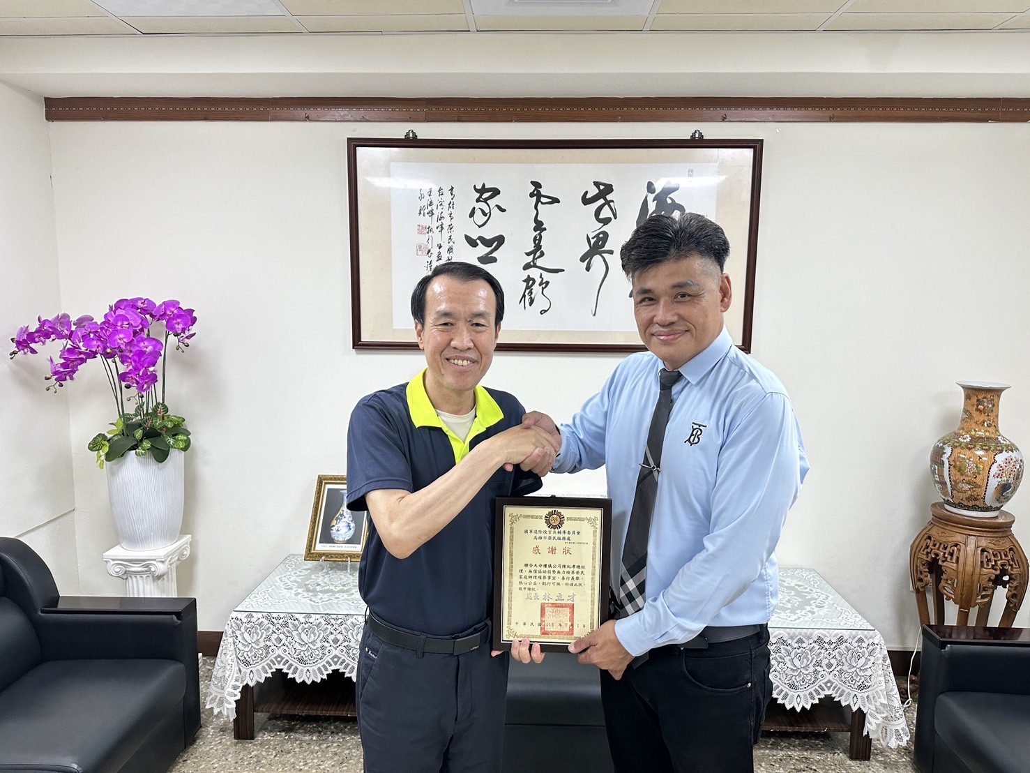 高雄市榮民服務處處長林立才(左)感謝陳紀孝熱心協助榮民榮眷。