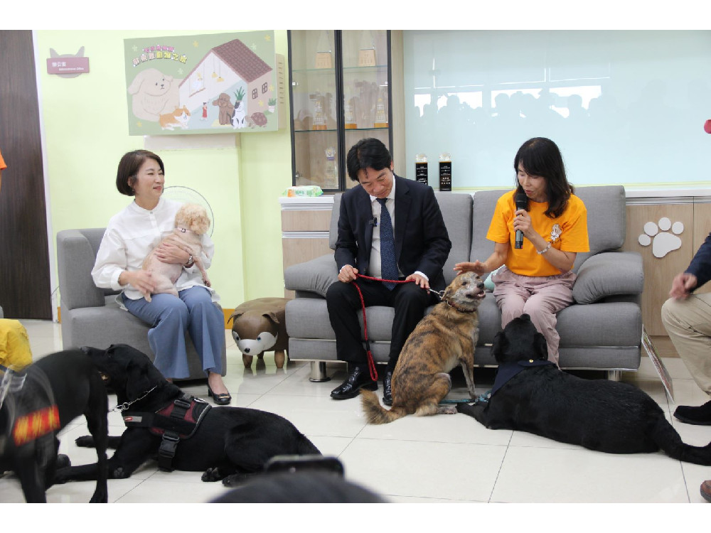 屏東縣動物之家揭牌 舊軍營變身毛小孩樂園  全國首座綜合動物生命教育園區 賴總統率先認養截肢流浪犬