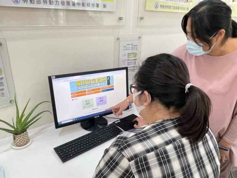▲僱用安定措施及疫後缺工專案延長施行至今年12月底。（中彰投分署提供）
