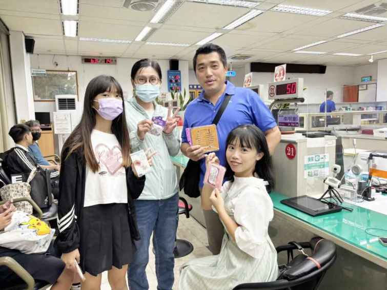 ▲彰化戶政事務所在活動現場擺設了豐富的獎品供民眾抽一番賞兌換，參與者非常踴躍。（記者林明佑翻攝）