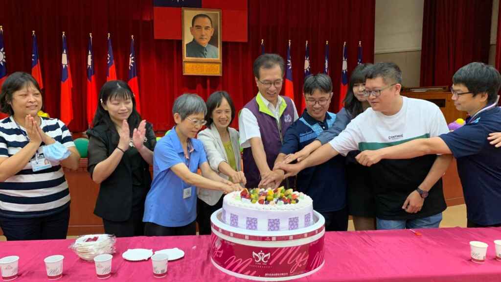 ▲7月1日是稅務節,彰化縣政府今天在地方稅務局舉行113年稅務節慶祝暨表揚大會,會中安排員工慶生活動及歌唱表演,讓稅務局同仁渡過一個溫馨快樂屬於自己的節日。 (彰化縣政府提供 )