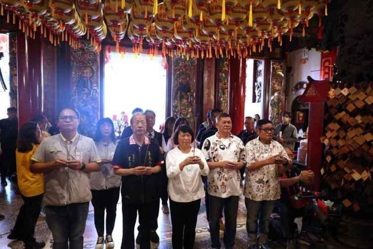 ▲天后宮建醮大典特別邀請鐵獅玉玲瓏澎恰恰、許效舜出席記者會，黃敏惠市長也出席為建醮活動推廣宣傳，並祈求國泰民安，風調雨順。（嘉義市政府提供）