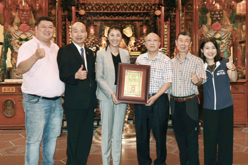 ▲台北市慈祐宮捐車改善仁愛鄉交通,許淑華頒贈感謝狀表感謝。(記者張玉泰翻攝)