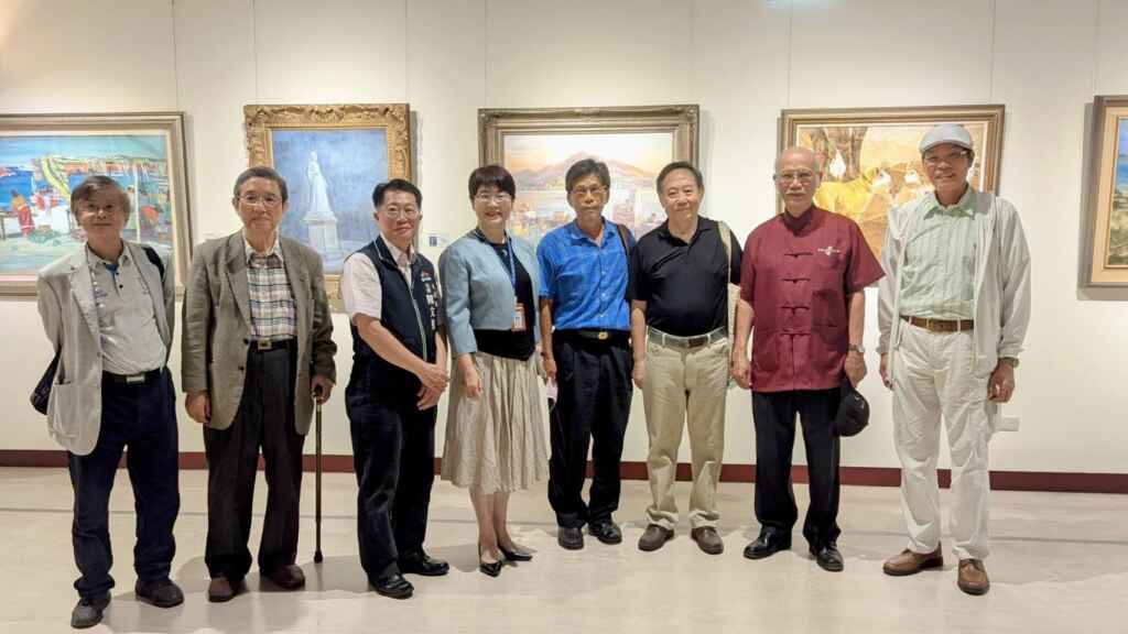 ▲台中市文化局陳佳君局長與臺陽美術協會會員展場合照。(台中市文化局提供)