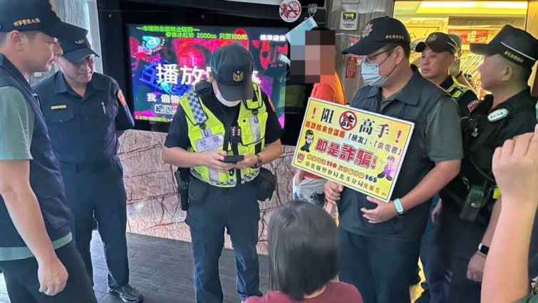 ▲青春專案特別針對少年易接觸之KTV、網咖等場所展開臨檢，並進行宣導與檢查。（彰化警方提供）