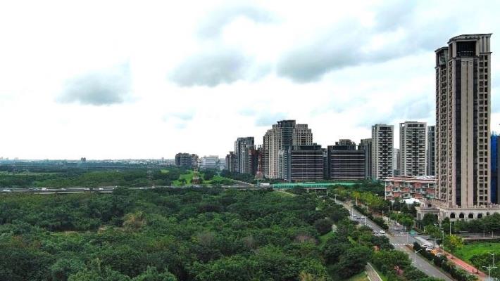 官網-B區位在國道1號橋下至興學街間，將建置2座籃球場、1座越野自行車練習場、活動草地區、多元利用空間和3座公廁。