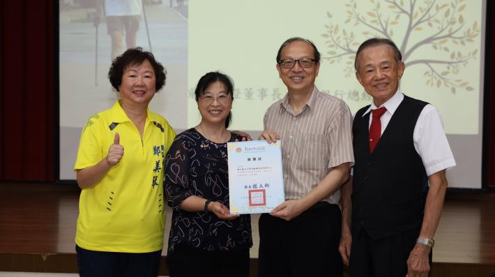 官網IMG_2931縣議員鄭美琴(左起)、社會處長陳欣怡感謝曾敏傑教授和丁桐源先生的協助。.JPG