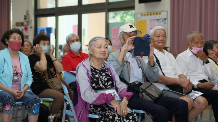 官網IMG_2946長輩們專心聆聽講師分享健康學老經驗.JPG