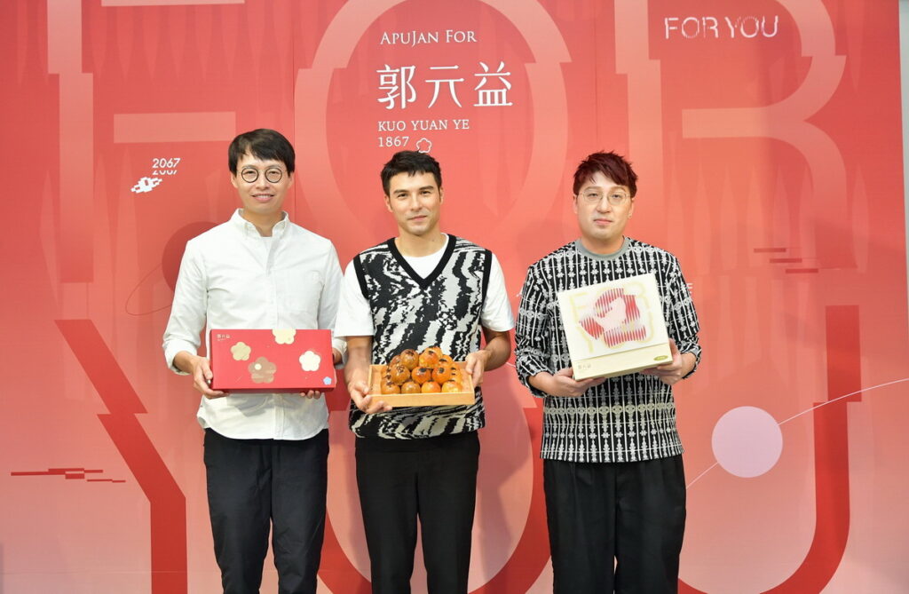 郭元益副總經理郭建偉(圖左)今(7月1日)攜手品牌代言人鳳小岳、時裝品牌APUJAN詹朴(圖右)、一同發表「頂級蛋黃酥-AMEDEI巧克力」,並宣布全台首家現烤服務分店即將於7月15日在台北車站開幕,擴大現烤服務版圖。