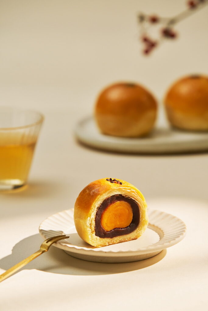 「豐月蛋黃酥中秋禮盒」售價1,280元,內含兩種口味的蛋黃酥及果茶包。