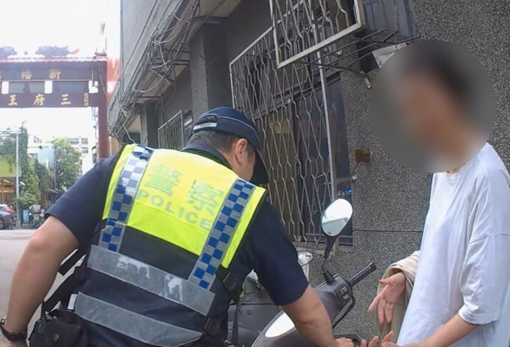 ▲圖說:女子機車鑰匙卡住轉不動,警上前一試秒解鎖 (圖/台中市政府提供)