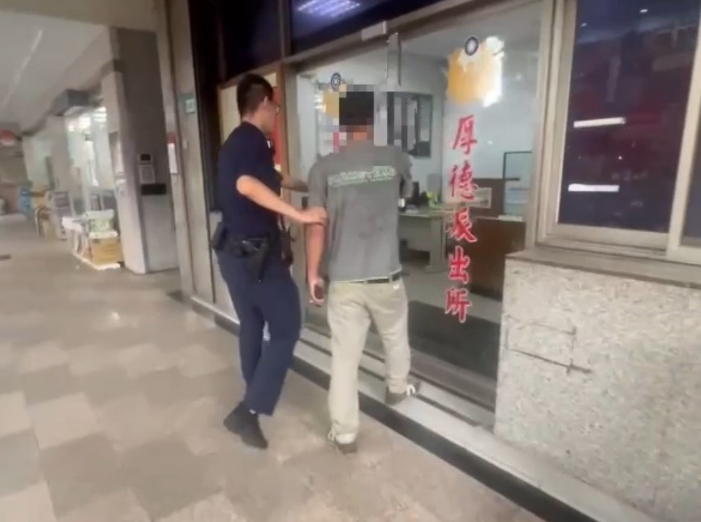 強闖宮廟二樓住家找人 三重警5小時逮44歲男 256 cnews204240701a01