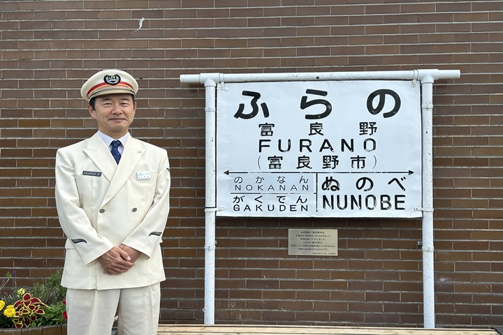 今年6月1日新上任的富良野車站站長平澤信加入支援暑假遊客的客服陣容。　圖：蔡雅雯／攝影