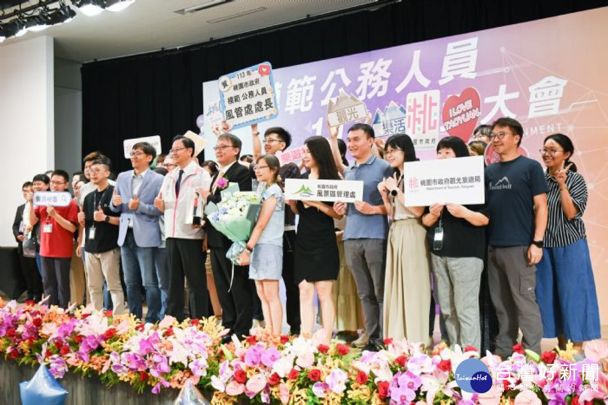 張市長與受獎人員及其機關同仁、親友合影。<br /><br /> 