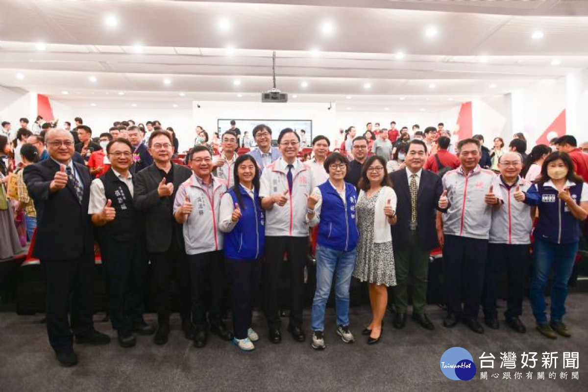 張市長與出席貴賓合影。<br /><br /> <br /><br /> 