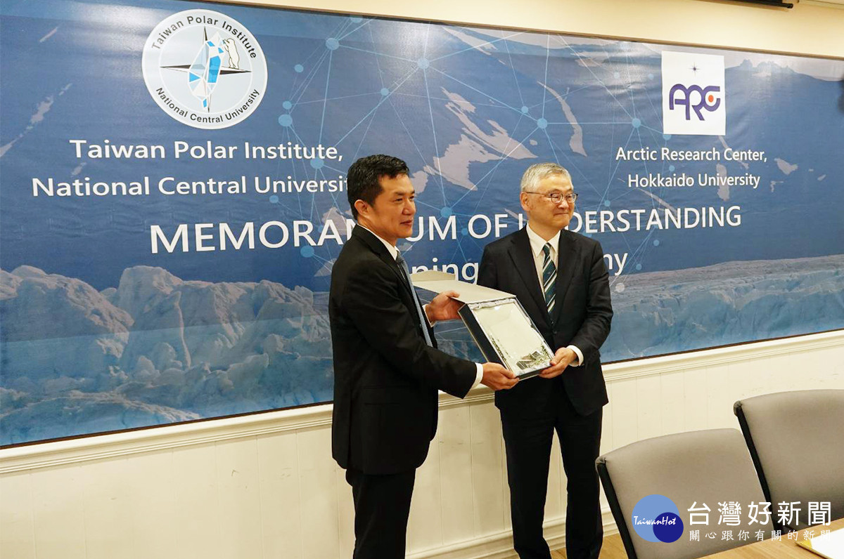 中央大學許秉瑜副校長(左)贈送象徵中央大學的紀念瓷盤予北海道大學北極域研究中心代理主任宇都正太郎(右)。