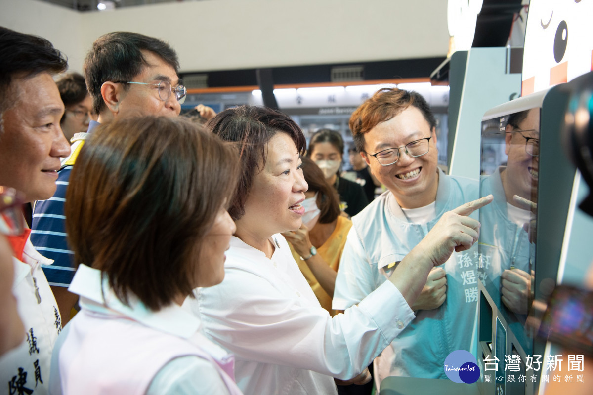 嘉義市長黃敏惠親自操作智能櫃員機,直呼不僅機台可愛,使用也超方便/嘉義市府提供