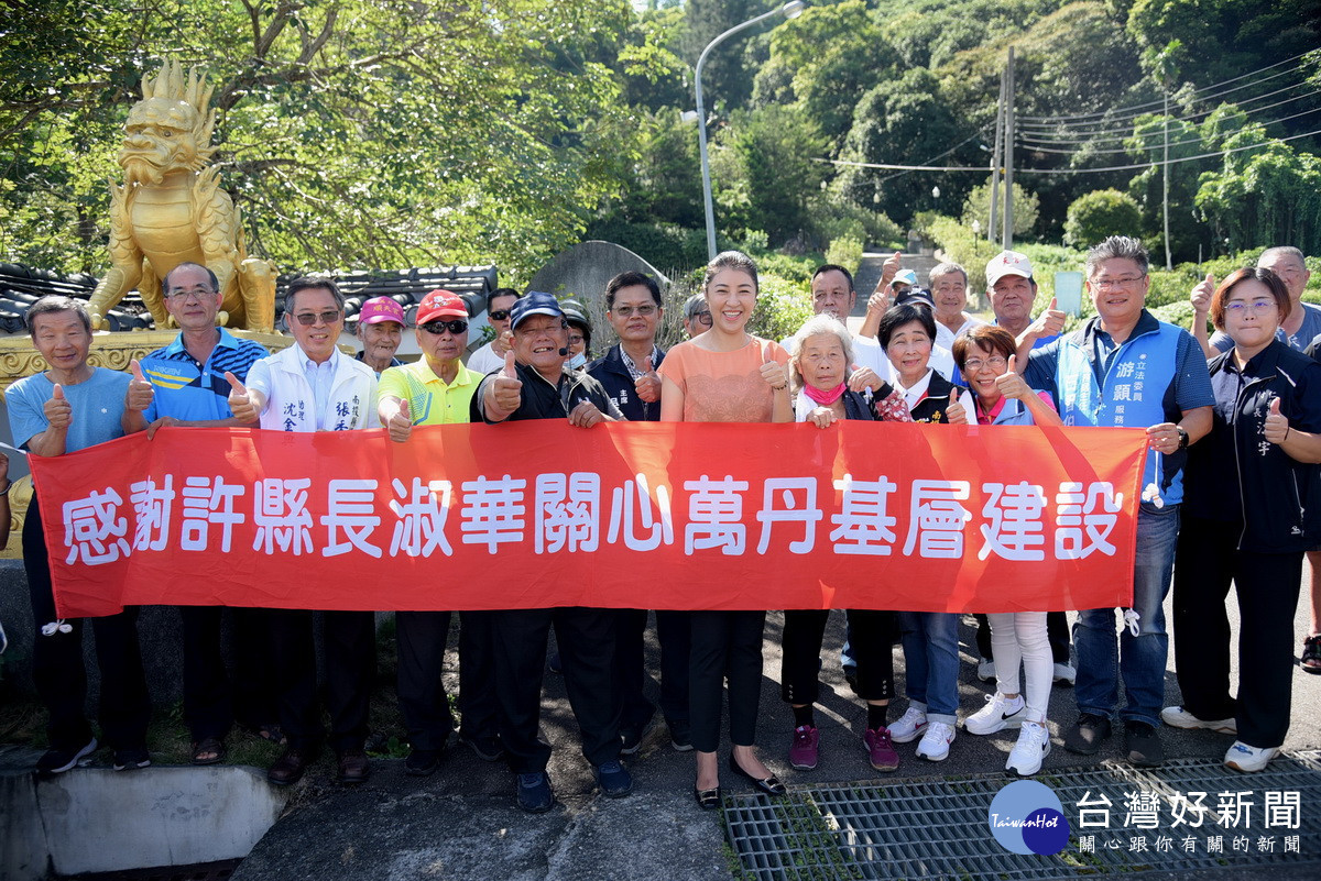 許縣長同意改善地方道路等，村民表達歡喜。（縣府提供）