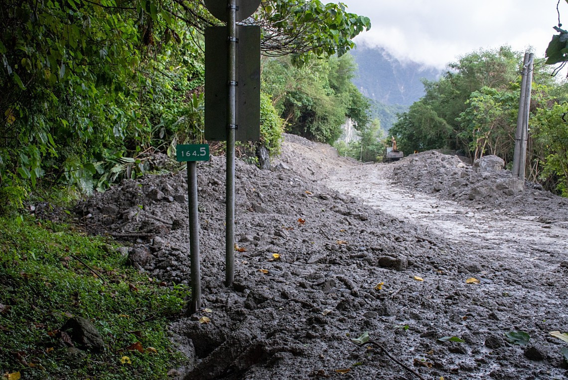 台9線164.5k土石流造成道路阻斷。（圖／交通部路政及道安司）
