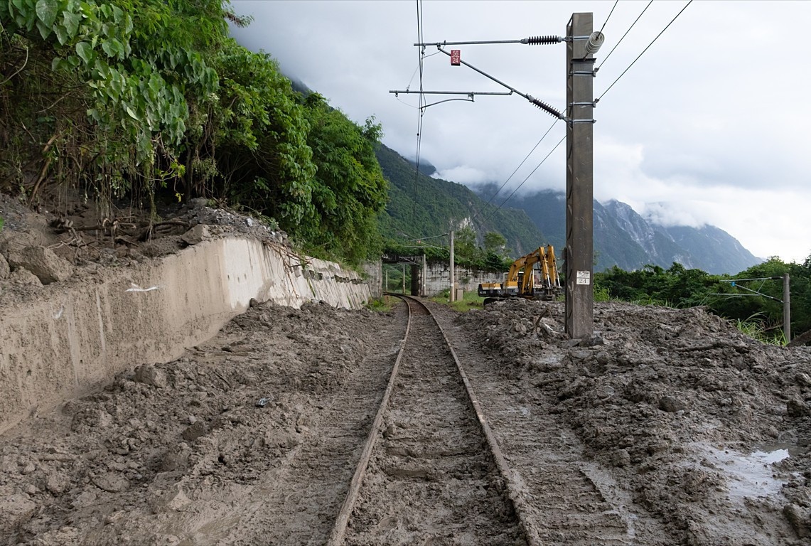 台鐵災阻路段搶修情形。（圖／交通部路政及道安司）