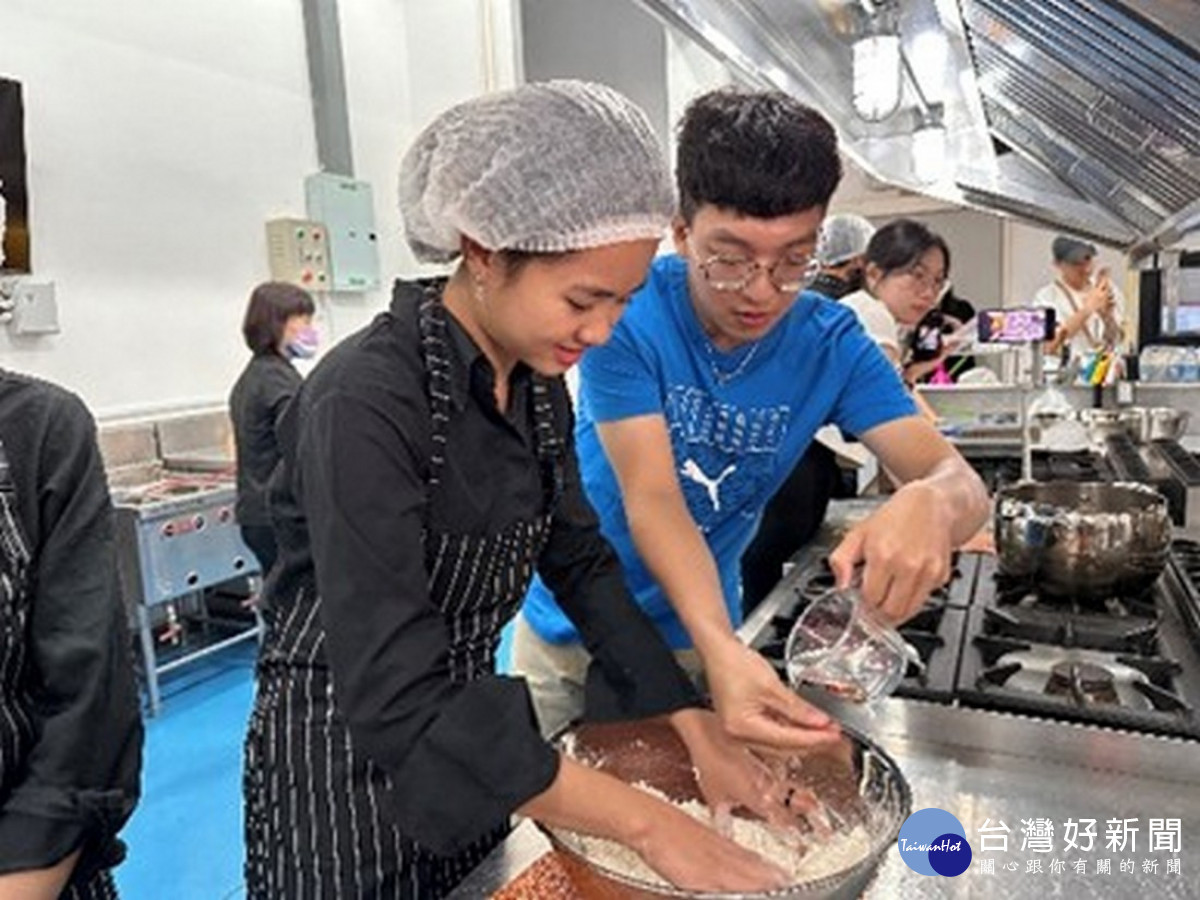 暨大學生以烏龍手打麵與孔敬大學學生交流。（圖/暨大提供）