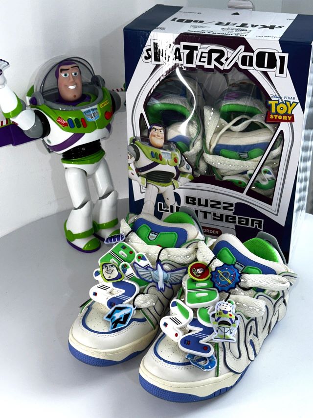 〈SKATER／001〉巴斯光年聯名款採用角色經典配色.jpg